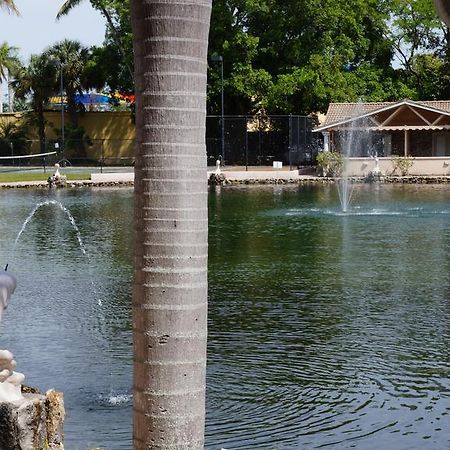Hotel Rock Lake Not Open Due To Hurricane Damages Fort Myers Exterior foto