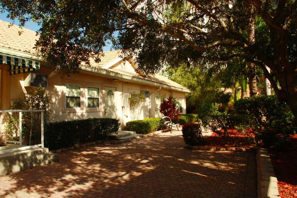 Hotel Rock Lake Not Open Due To Hurricane Damages Fort Myers Exterior foto