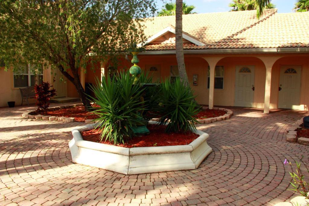 Hotel Rock Lake Not Open Due To Hurricane Damages Fort Myers Exterior foto
