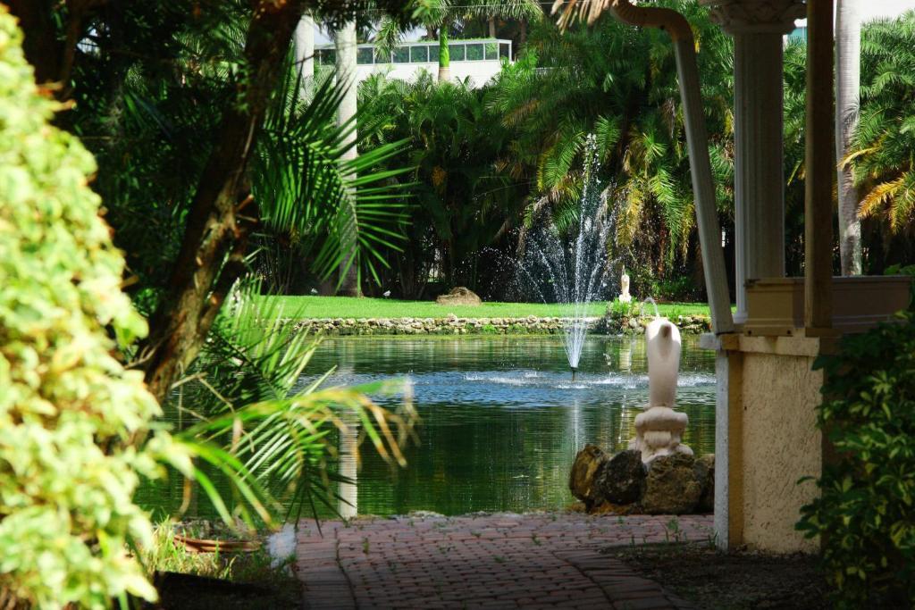 Hotel Rock Lake Not Open Due To Hurricane Damages Fort Myers Exterior foto