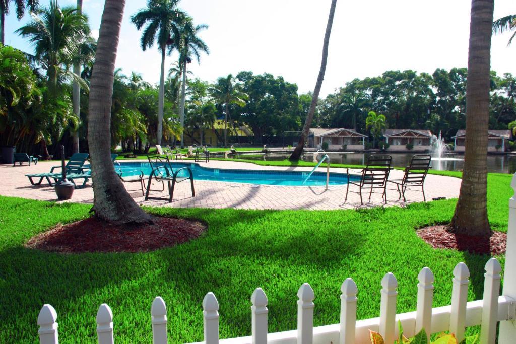 Hotel Rock Lake Not Open Due To Hurricane Damages Fort Myers Exterior foto