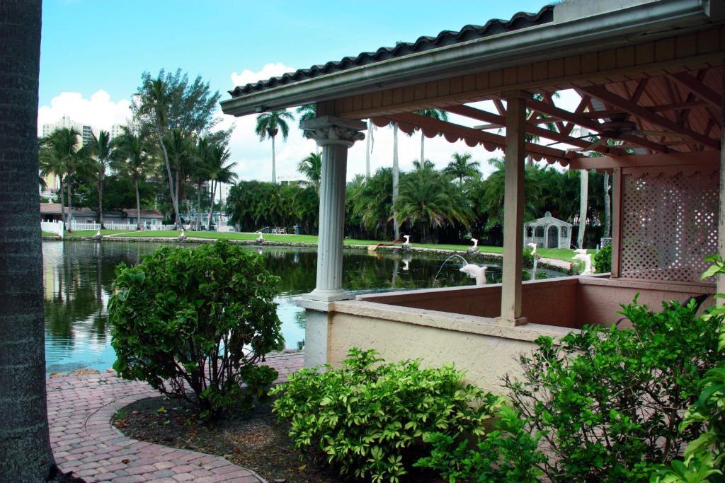 Hotel Rock Lake Not Open Due To Hurricane Damages Fort Myers Exterior foto