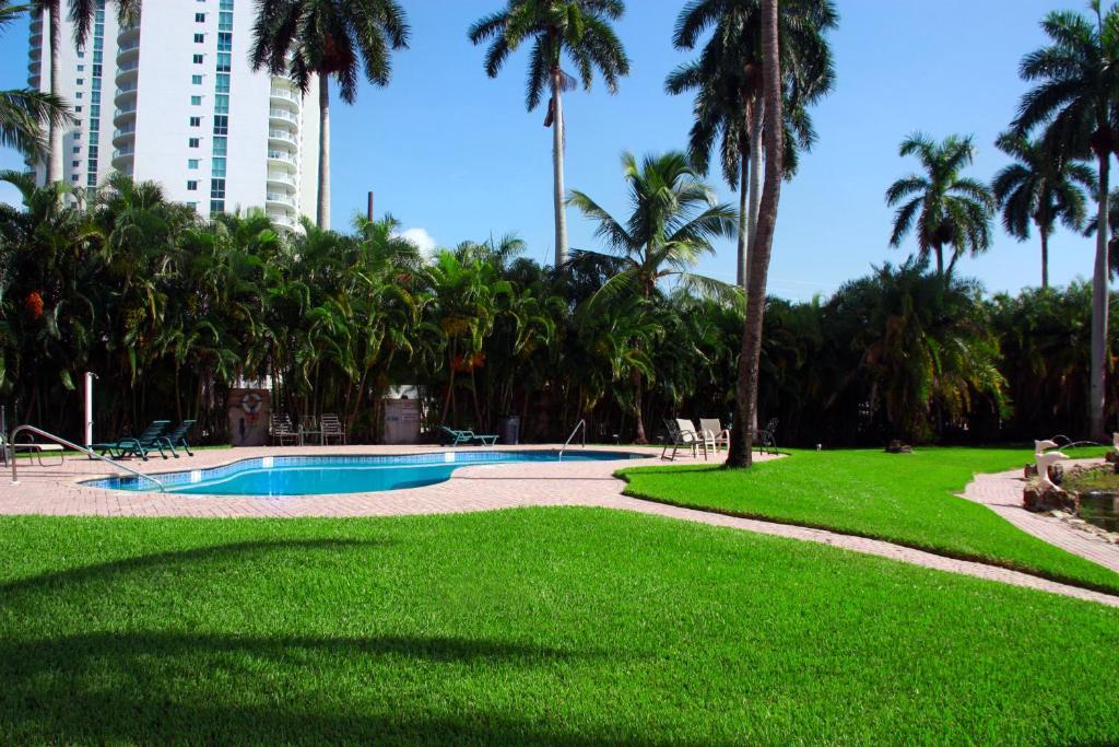 Hotel Rock Lake Not Open Due To Hurricane Damages Fort Myers Exterior foto